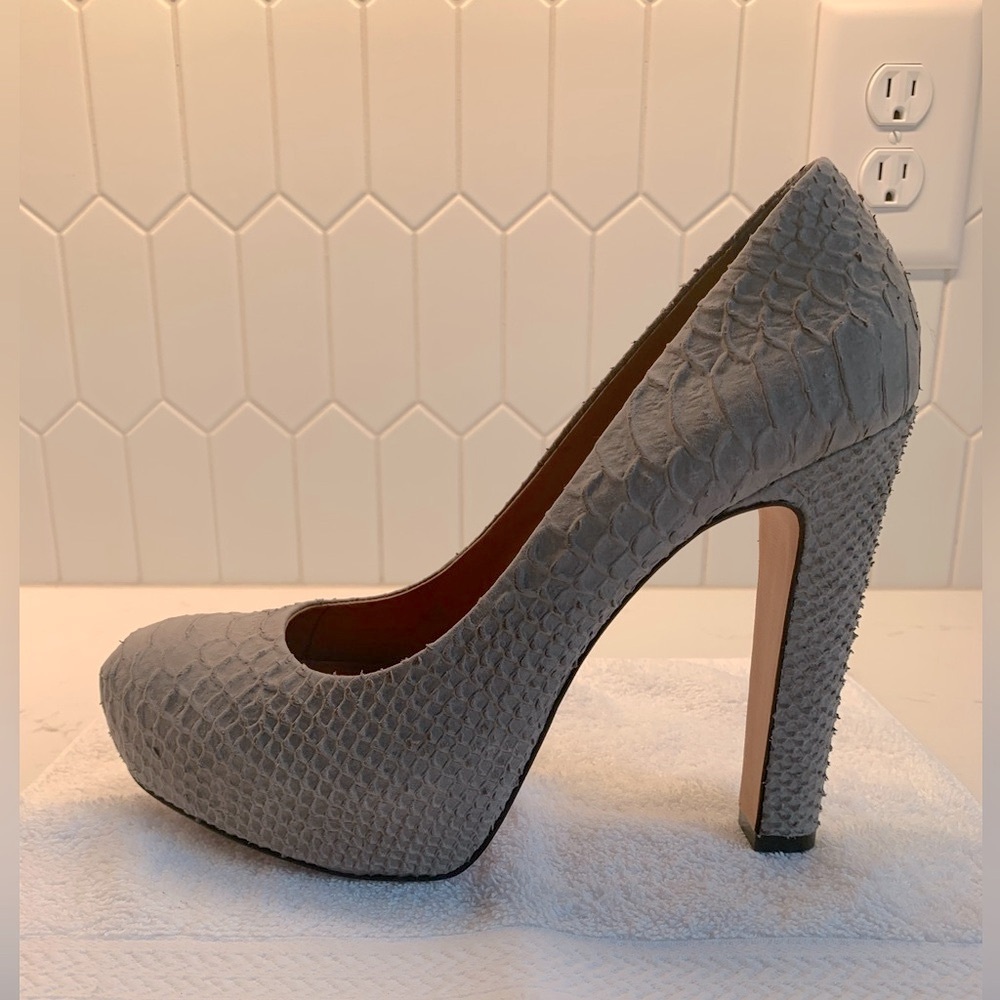 Pour La Victoire Irina II Platform Pumps. Gray Embossed Snakeskin. Size 10. EUC. - Picture 9 of 14